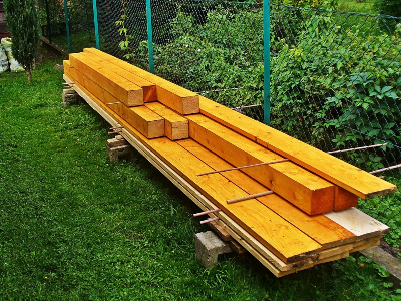 ebeniste-ENTRAUNES-min_boards_the_rafters_joinery_tree_painting_wood_colored_paint-871508